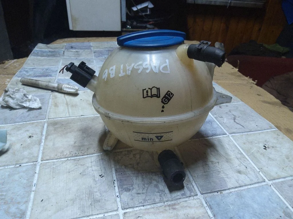 Coolant expansion tank/reservoir 1KO121407
