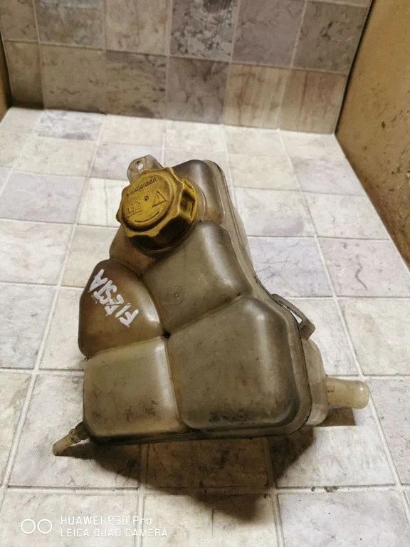 Coolant expansion tank/reservoir 3S618K218AB