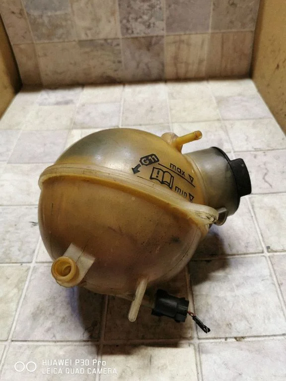Coolant expansion tank/reservoir 7M0121407