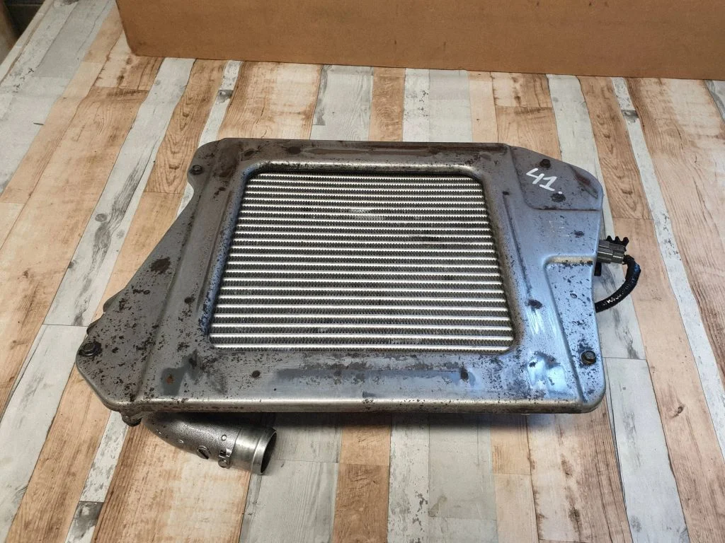 Vahejahuti radiaator