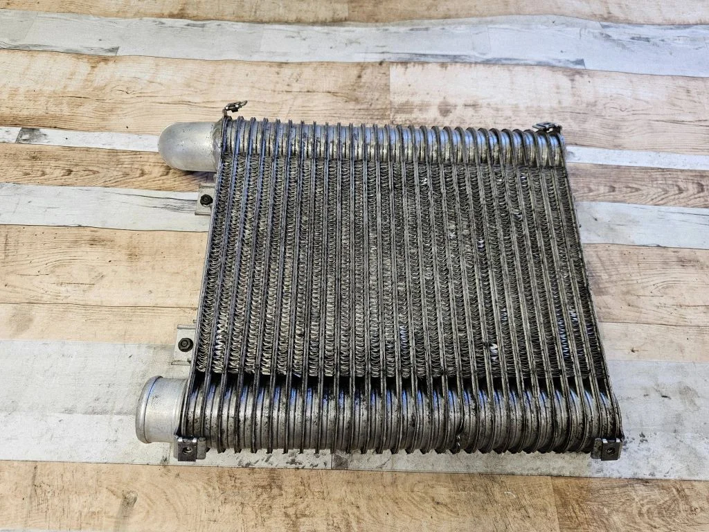 Vahejahuti radiaator
