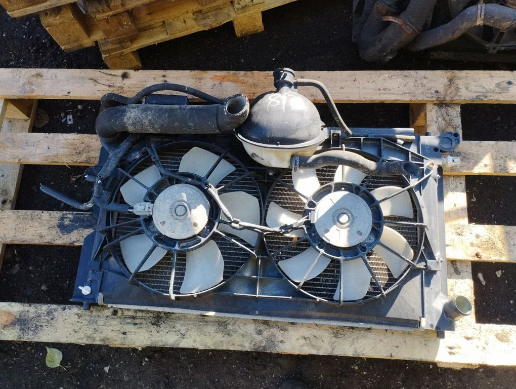 Jahutusvedeliku radiaator – Toyota Corolla Verso E121 (2001-2004)