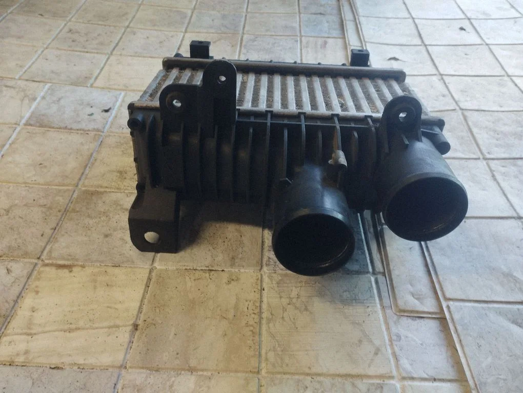 Vahejahuti radiaator 873067D