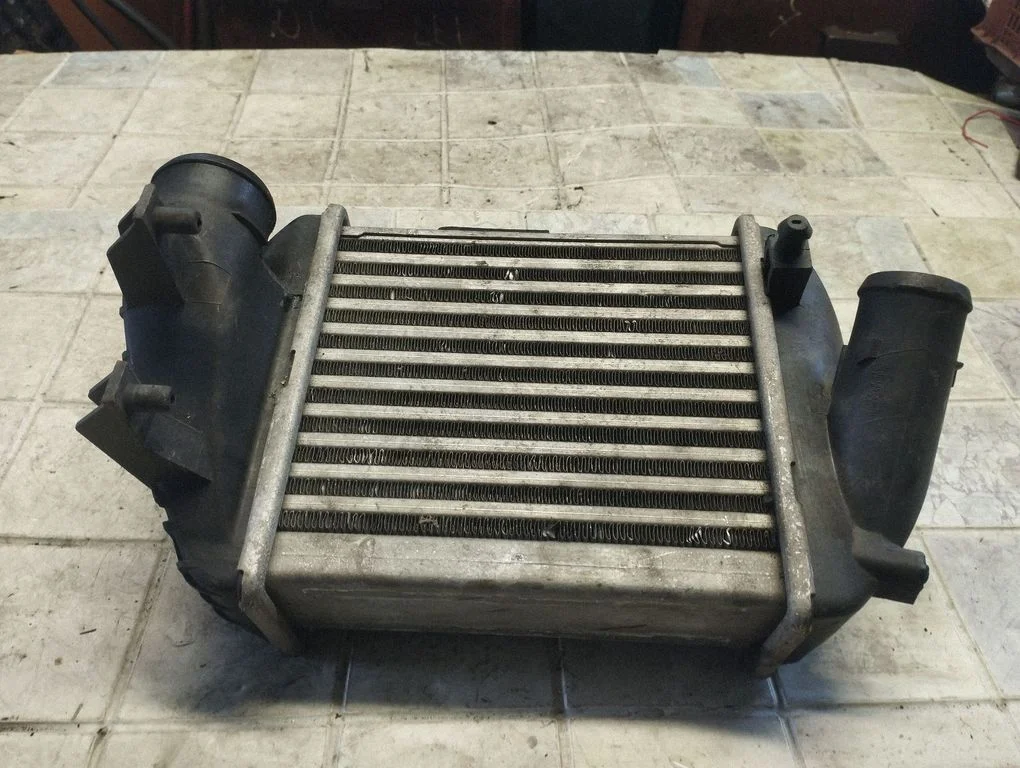 Starpdzesētāja (interkūlera) radiators 8E0145805P