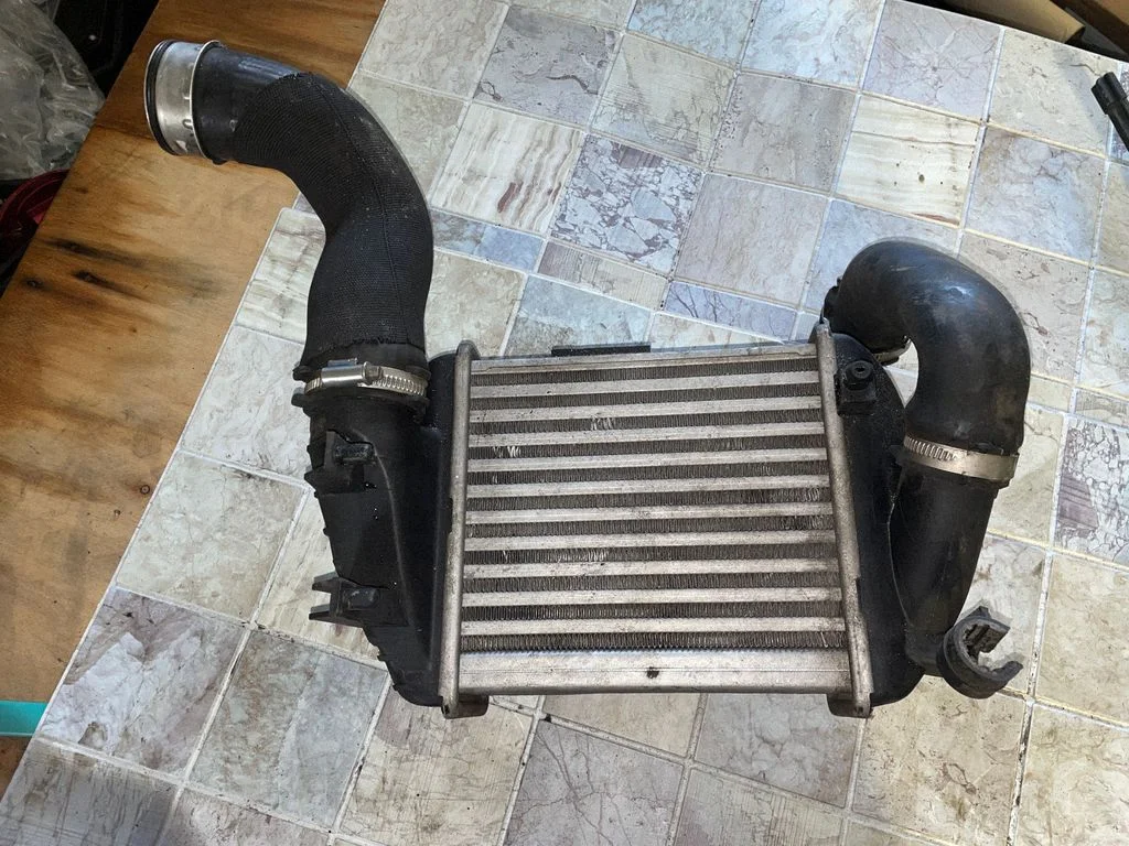 Vahejahuti radiaator 8E0145805P