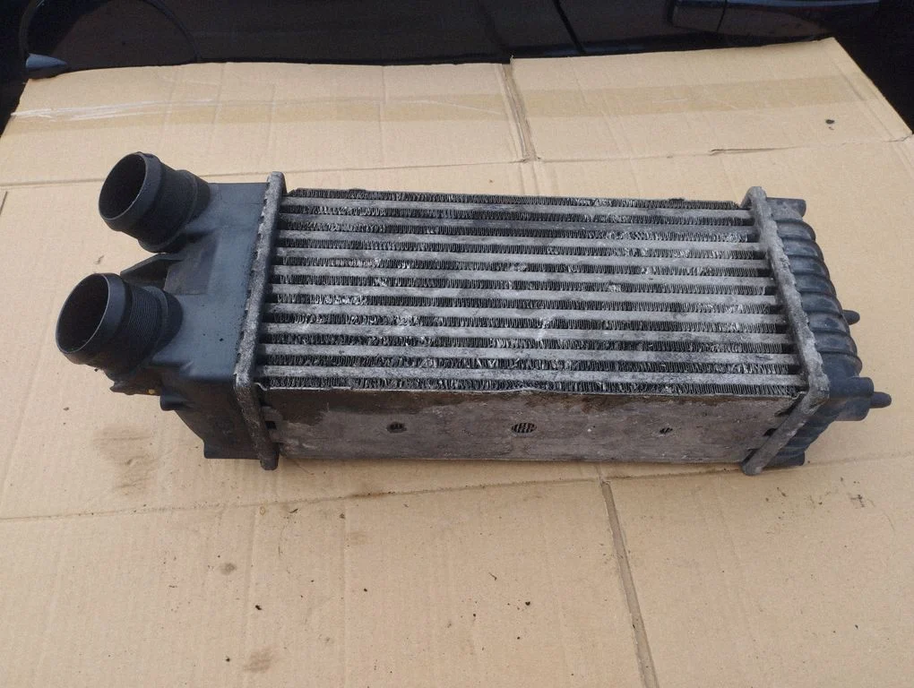 Vahejahuti radiaator