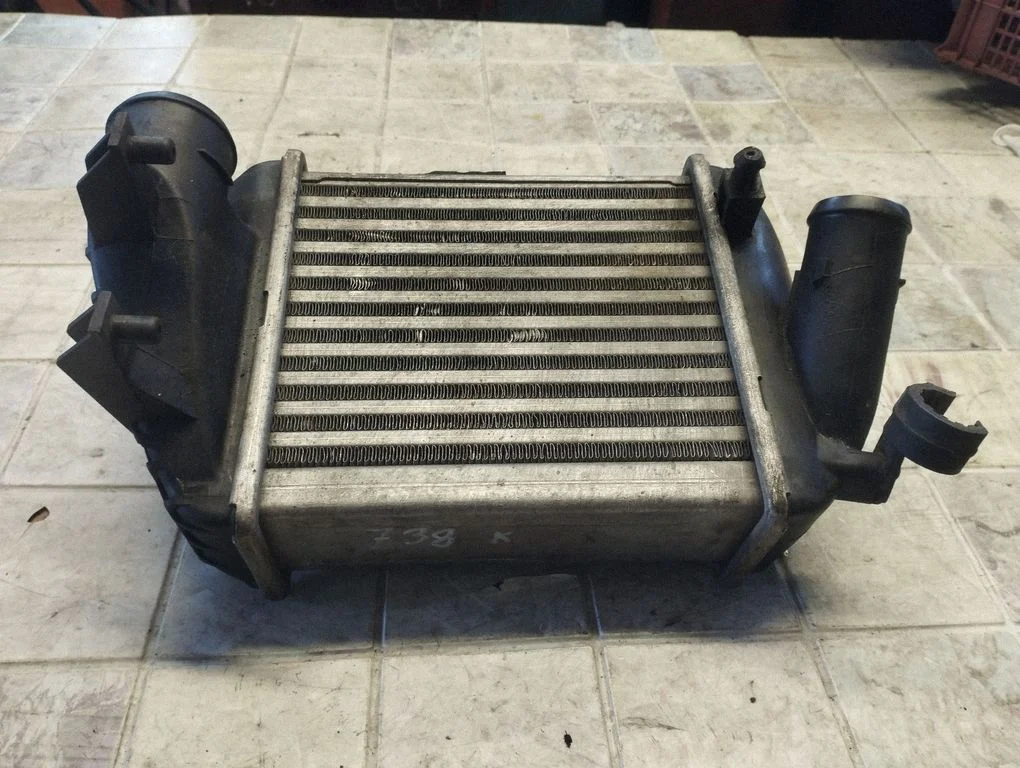 Starpdzesētāja (interkūlera) radiators 8E0145805P