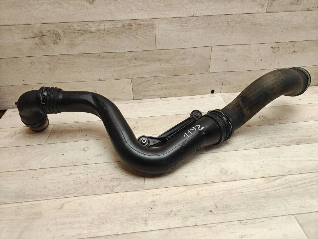 Vahejahuti voolik (-ud)/ toru (-d) 1K0145762K