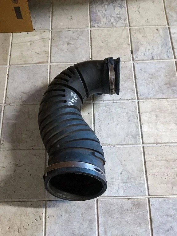 Intercooler hose/pipe – Mercedes-Benz Sprinter W901 W902 W903 W904 (1995-2007)