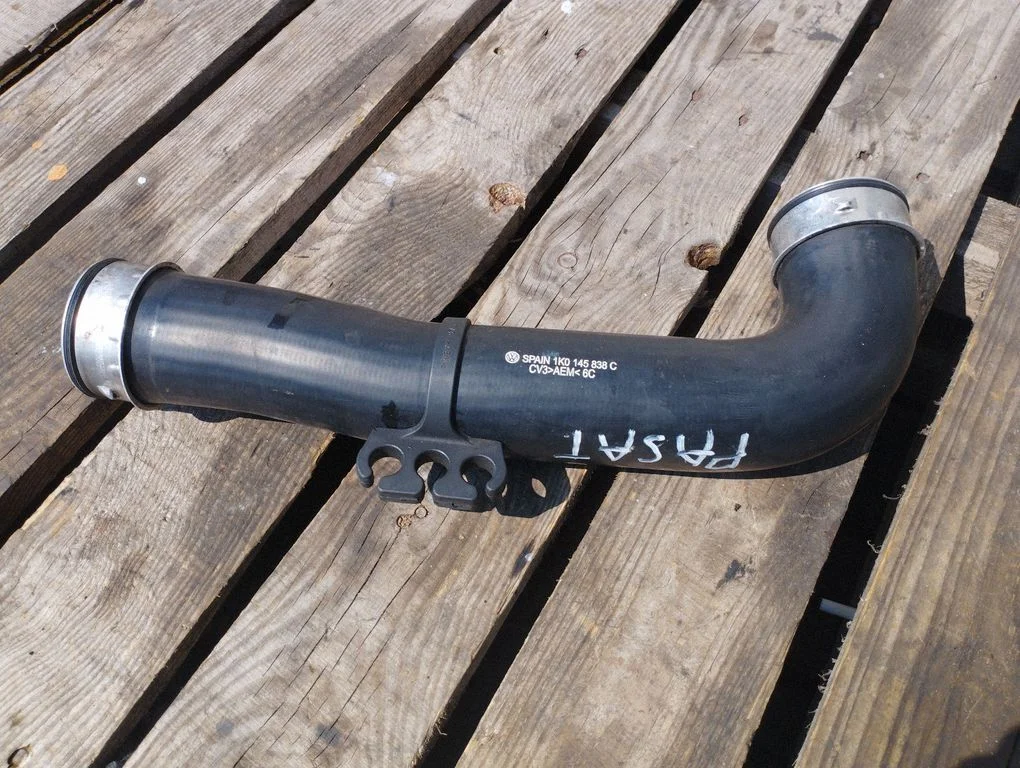 Vahejahuti voolik (-ud)/ toru (-d) – Volkswagen Passat CC (2008-2016)