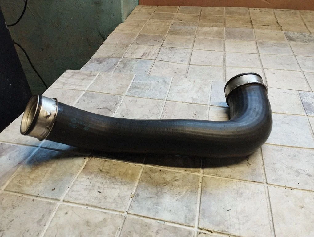 Vahejahuti voolik (-ud)/ toru (-d) 7L6145790B