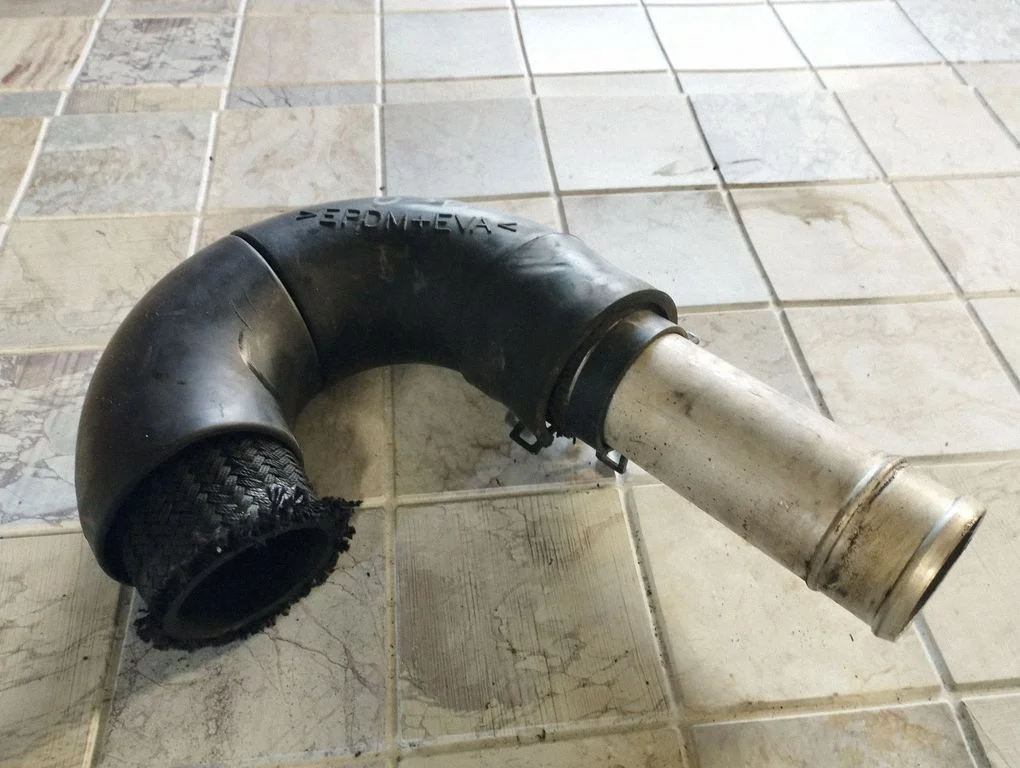 Vahejahuti voolik (-ud)/ toru (-d) – Hyundai Santa Fe (2000-2006)