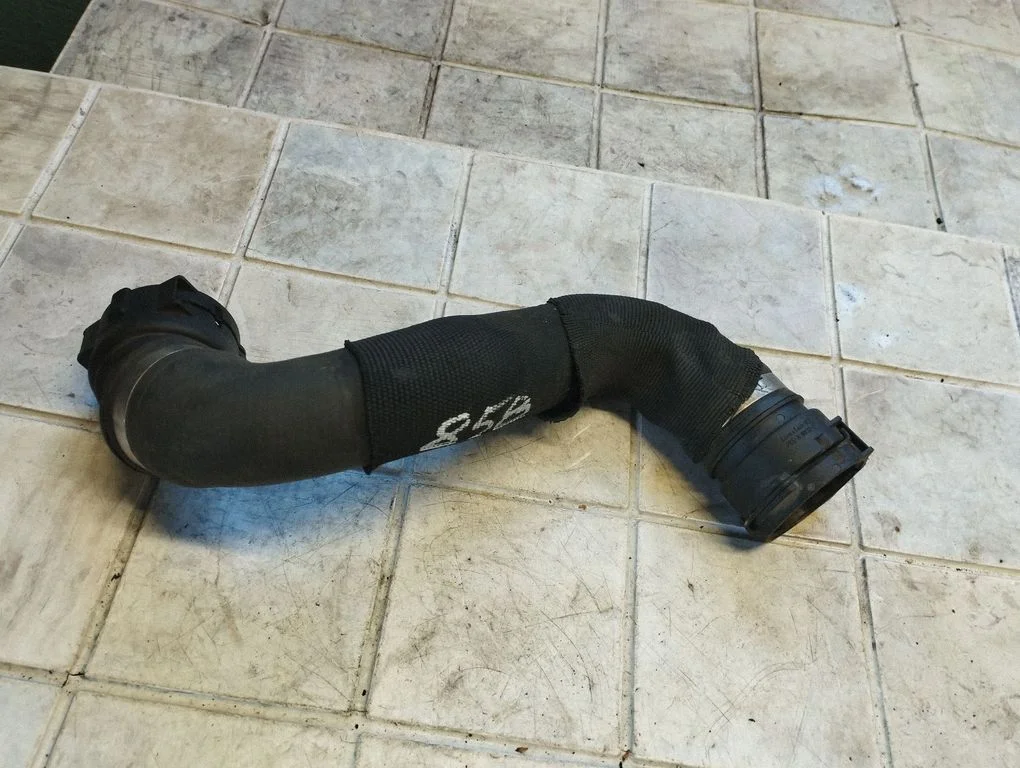 Vahejahuti voolik (-ud)/ toru (-d) – BMW 1-seeria E81 E87 (2004-2011)