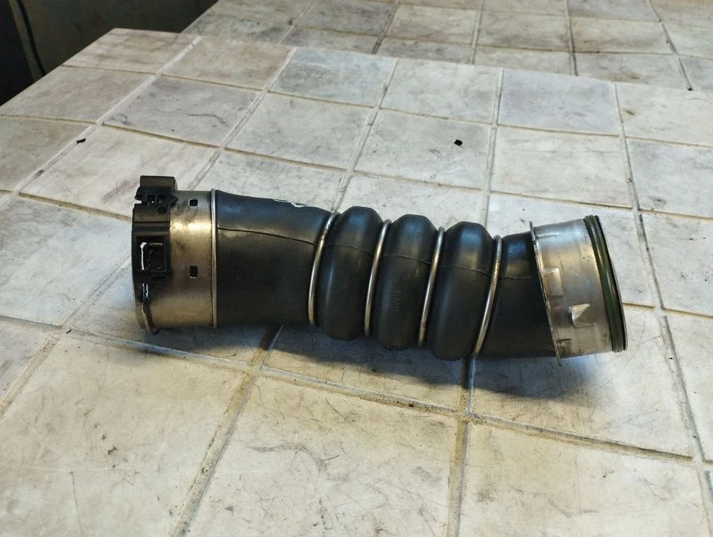 Vahejahuti voolik (-ud)/ toru (-d) – BMW 1-seeria E81 E87 (2004-2011)