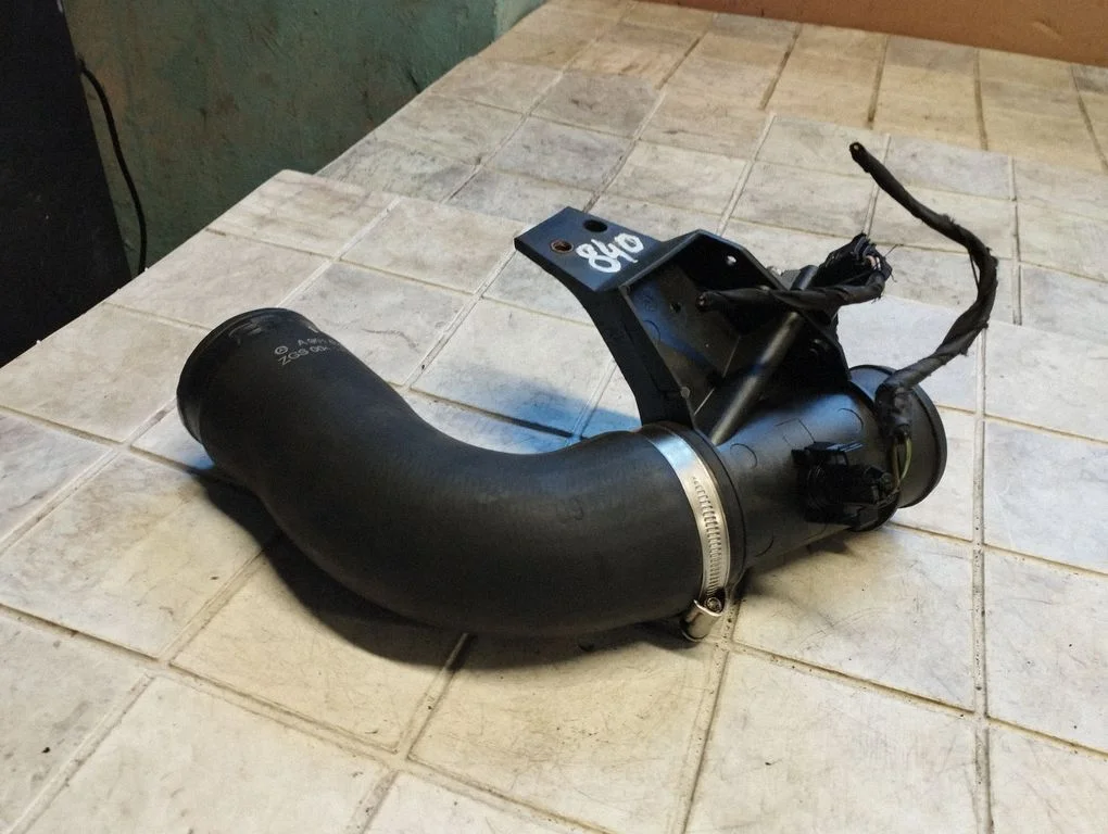 Intercooler hose/pipe – Mercedes-Benz Sprinter W901 W902 W903 W904 (1995-2007)