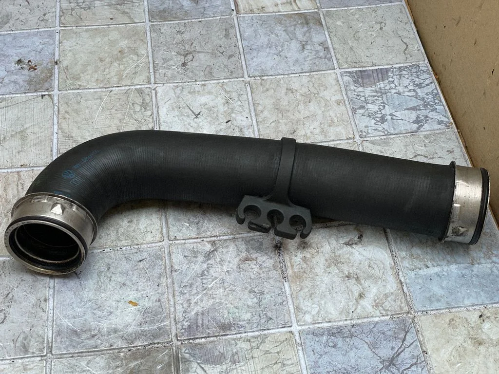 Intercooler hose/pipe – Volkswagen Touran I (2003-2010)