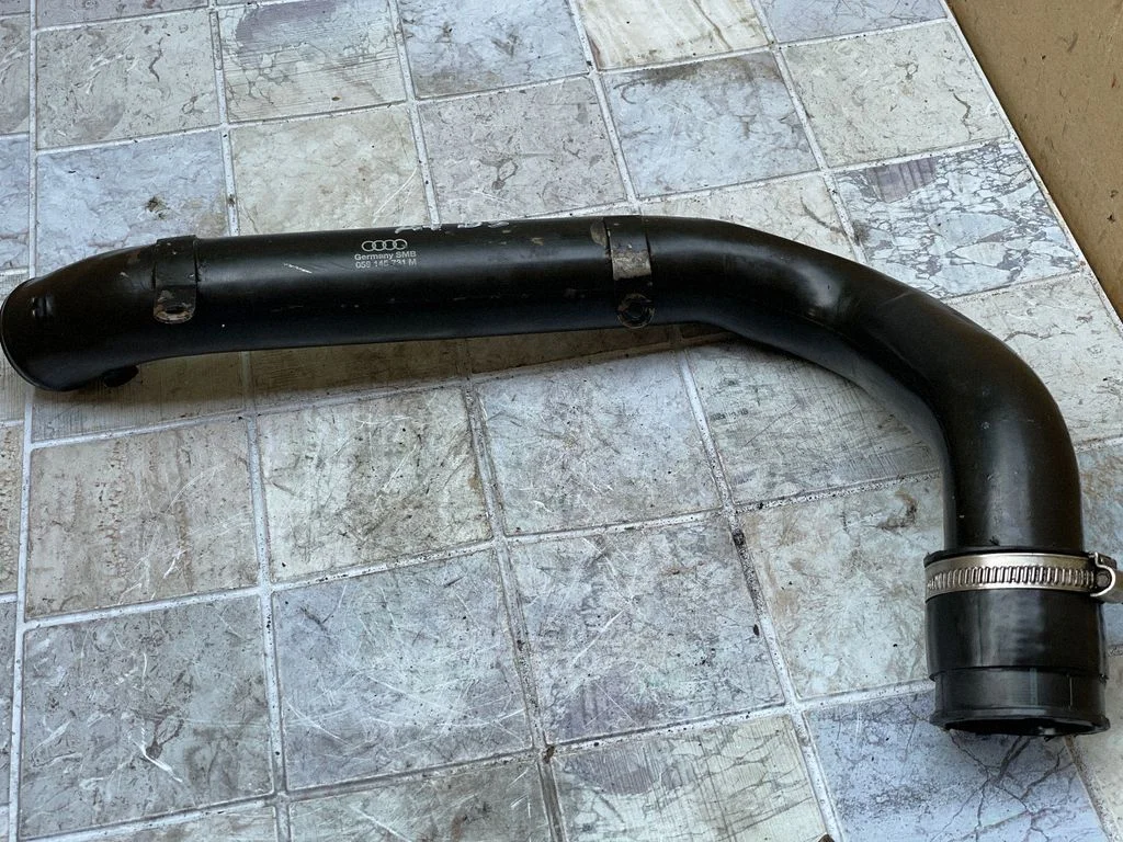 Intercooler hose/pipe 059145731M