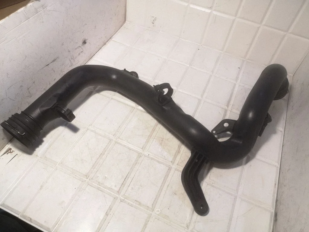 Intercooler hose/pipe – Volkswagen Touran I (2003-2010)