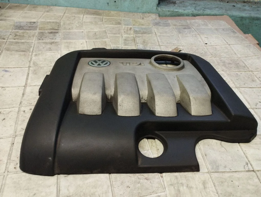 Engine cover (trim) – Volkswagen Touran I (2003-2010)