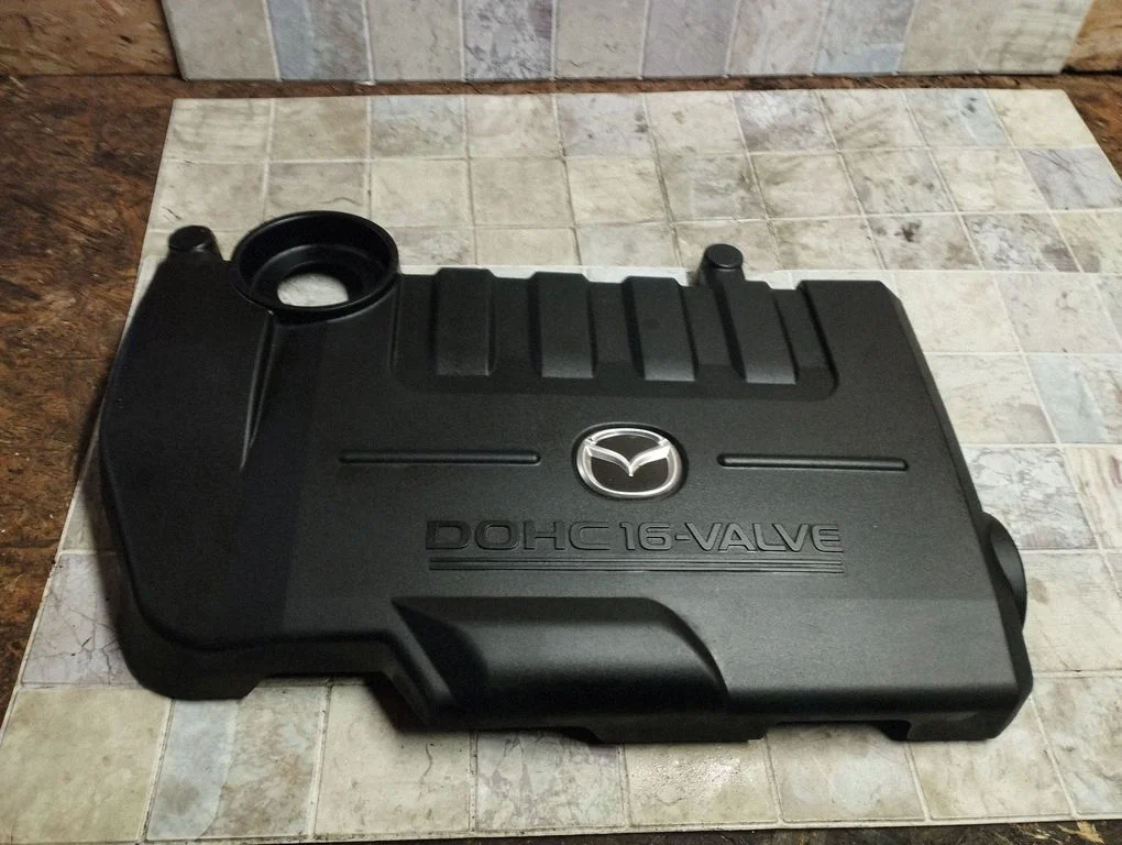 Engine cover (trim) L323102F1