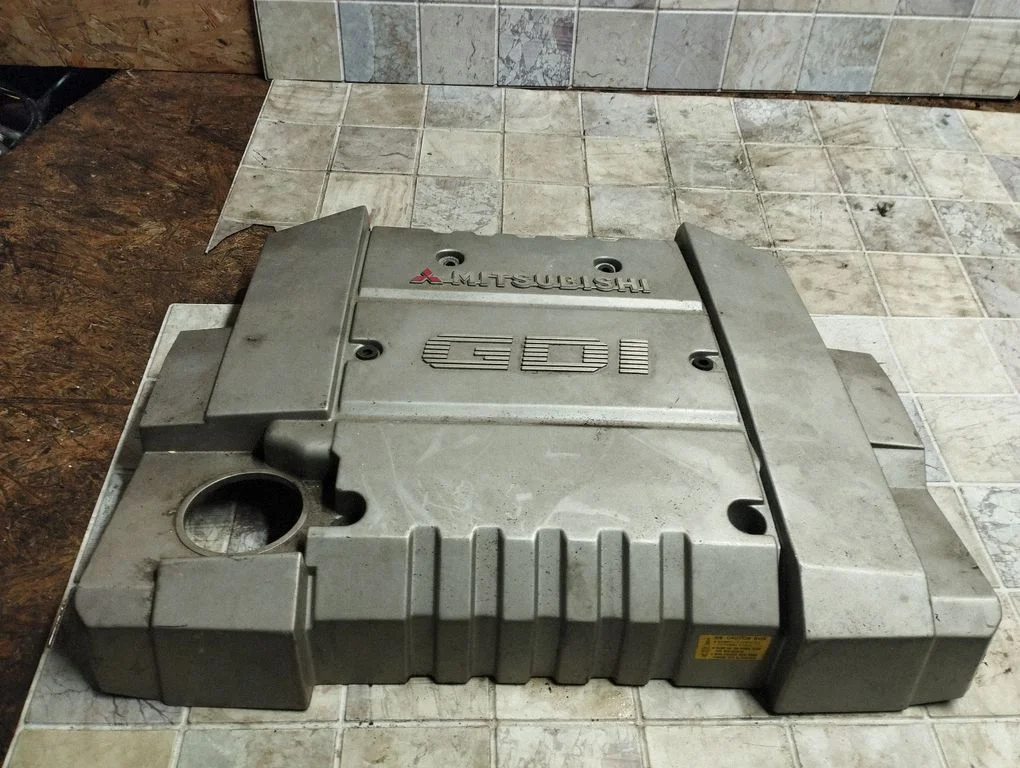 Engine cover (trim) MD347865