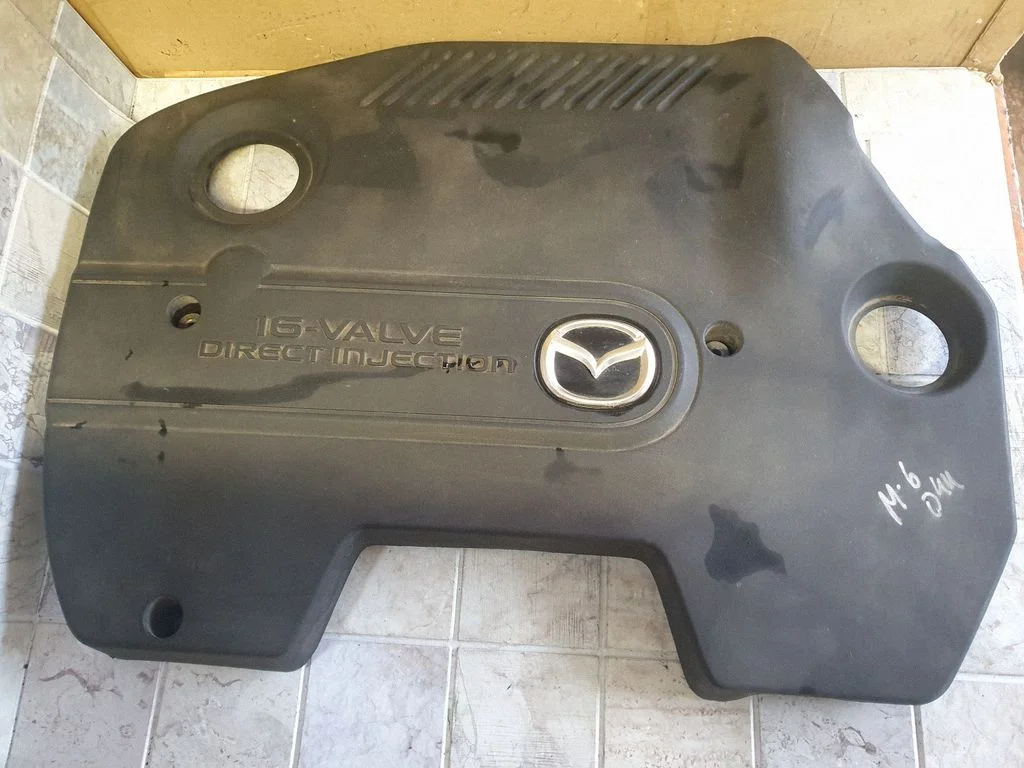 Engine cover (trim) RF5C10231