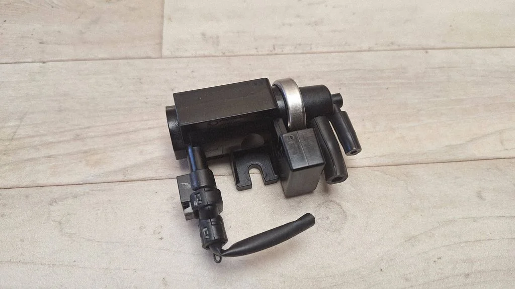 Zawór elektromagnetyczny turbo A0051535528