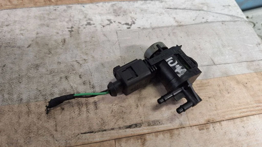 Turbo solenoid valve 1K0906283A