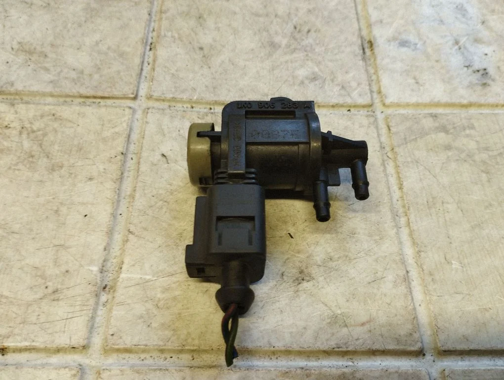 Turbo solenoid valve 1K0906283A