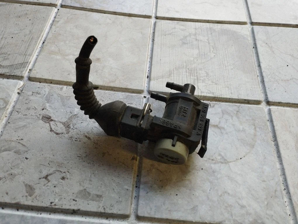 Zawór elektromagnetyczny turbo 1J0906283A