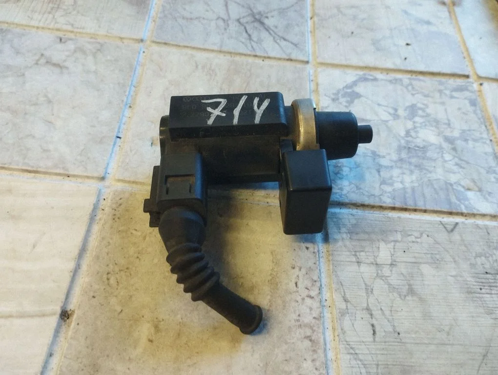 Zawór elektromagnetyczny turbo 8E0906628