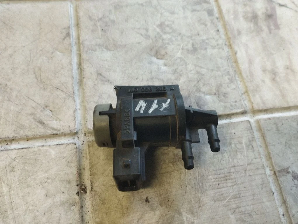 Zawór elektromagnetyczny turbo 1J0906283A