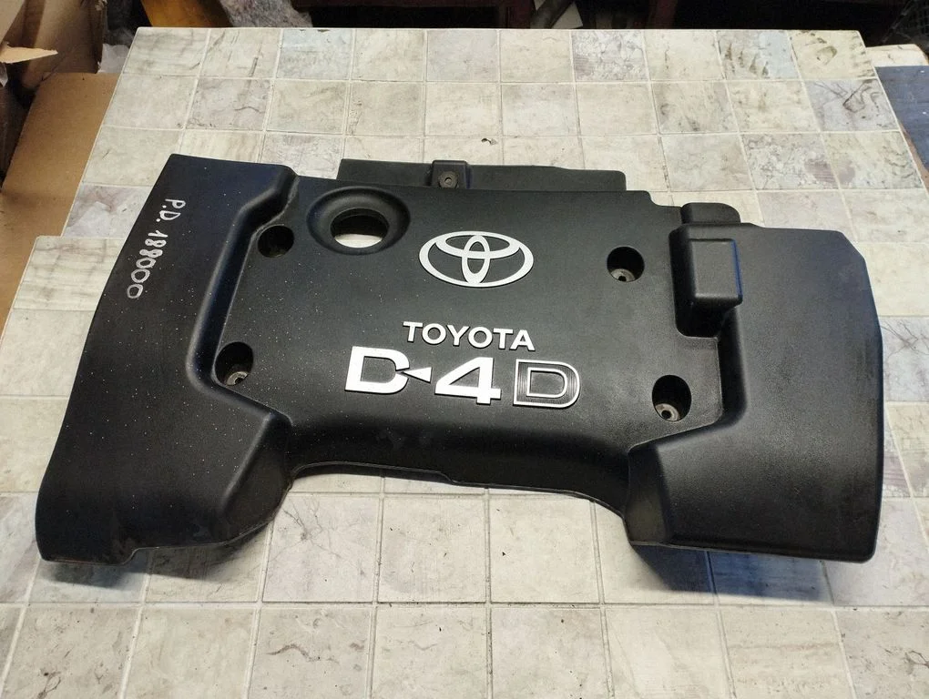 Engine cover (trim) – Toyota Corolla Verso AR10 (2004-2009)