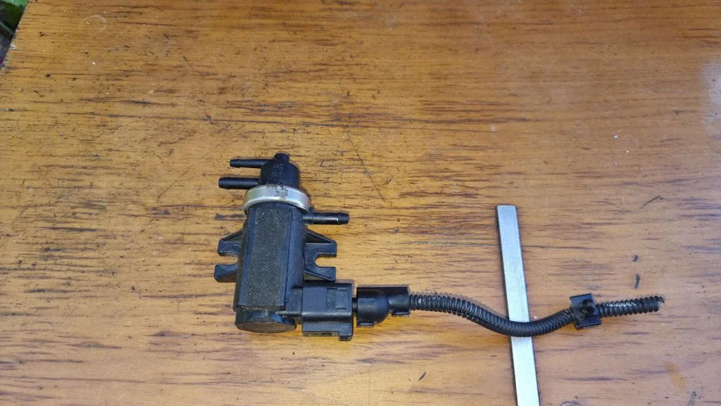 Zawór elektromagnetyczny turbo 1J0973722