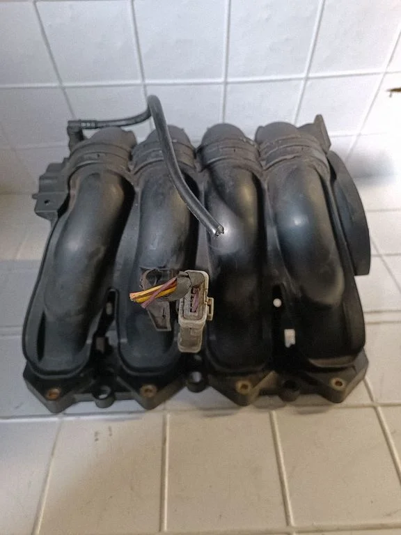 Intake manifold – Peugeot 307 (2001-2005)