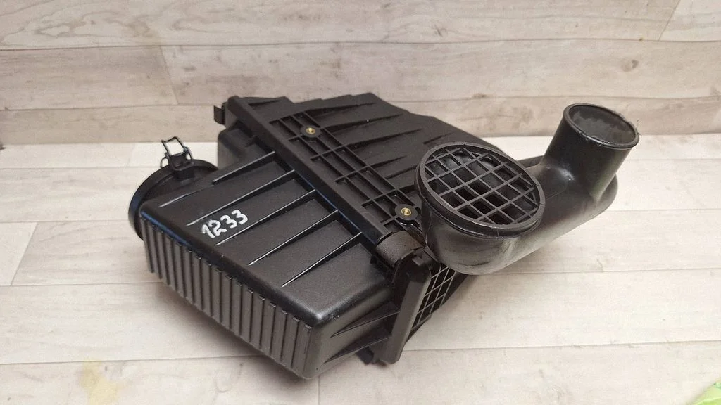 Air filter box – left