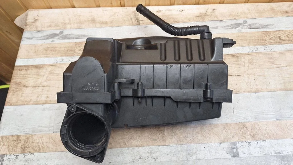Air filter box – Volkswagen Touran I (2003-2010)
