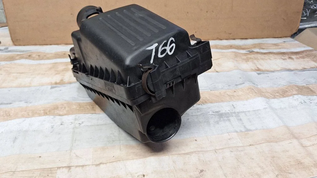 Air filter box – Toyota Avensis T250 (2003-2006)