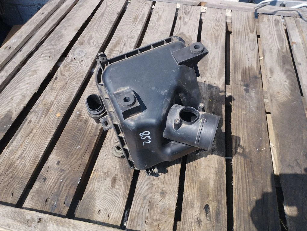 Air filter box MR993558