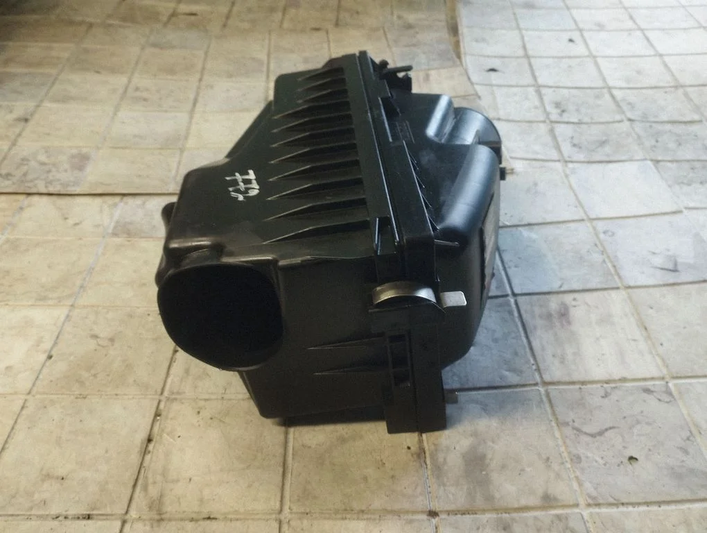 Air filter box – Toyota Corolla Verso AR10 (2004-2009)
