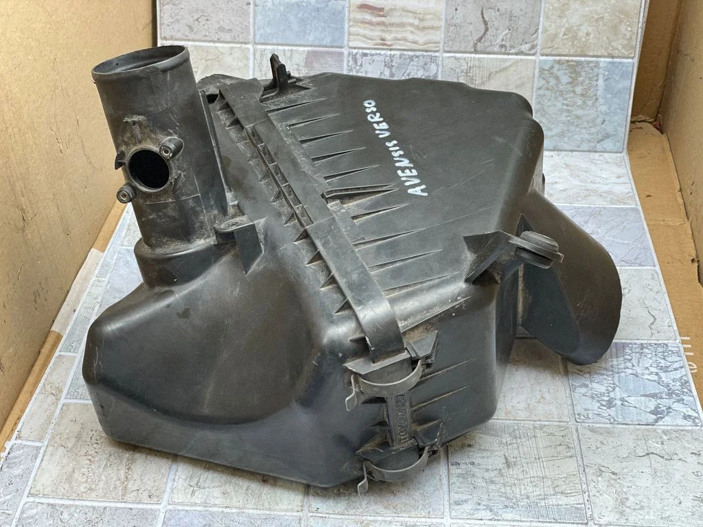 Air filter box – Toyota Avensis Verso (2001-2009)
