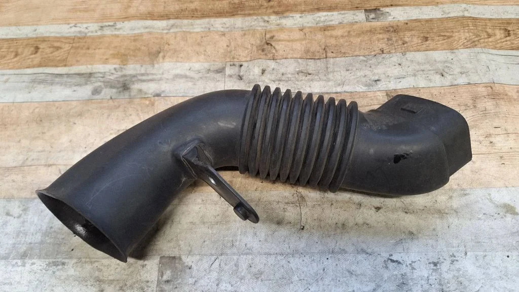 Air intake duct part – BMW 5 Series E60 E61 (2004-2010)