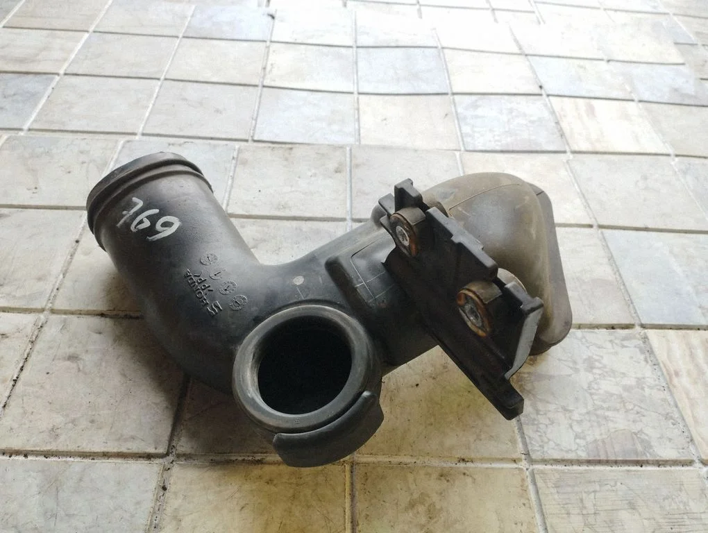 Air intake duct part – Honda CR-V (2007-2012)
