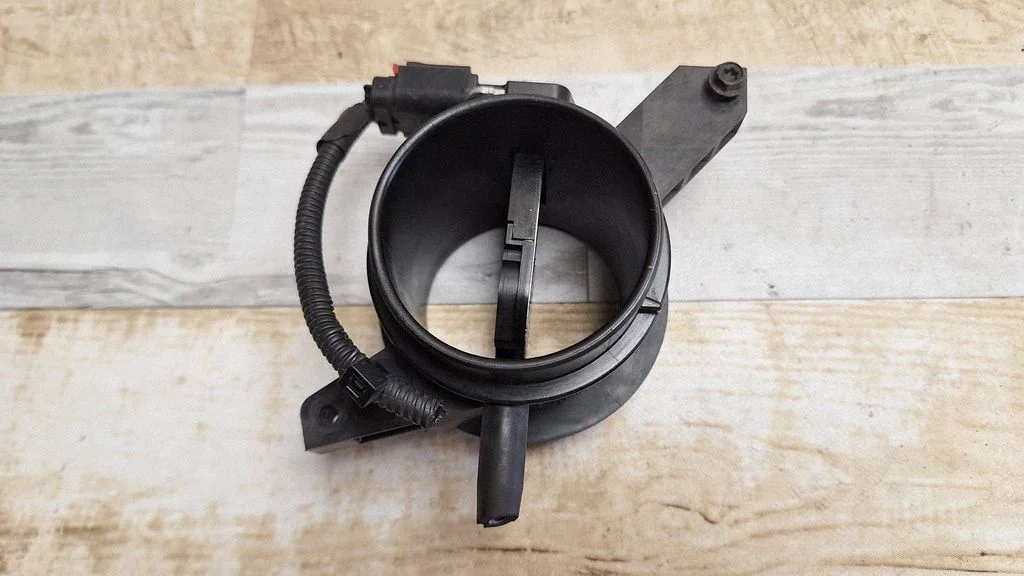 Mass air flow meter AV619C623CB