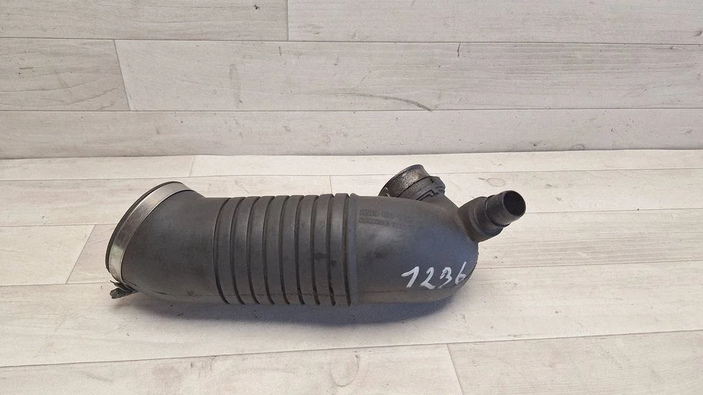 Węże / rury dolotowe 8D0129615K