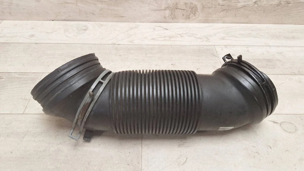 Air intake hose/pipe – Volkswagen Passat B5.5 (2001-2005)