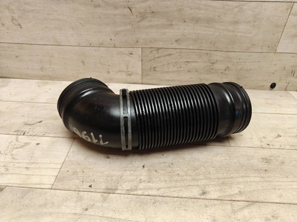 Air intake hose/pipe 1K0129684