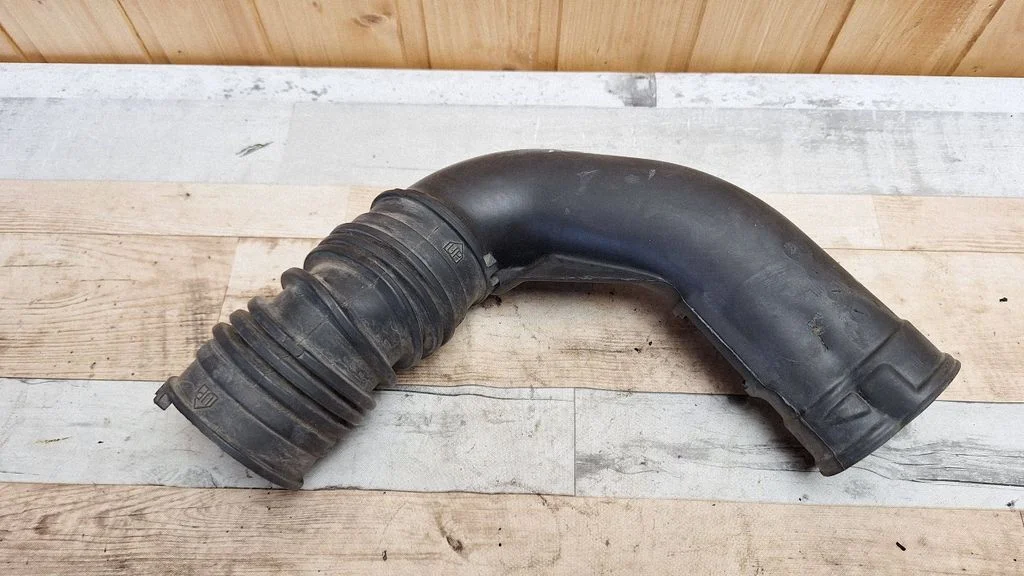 Air intake hose/pipe