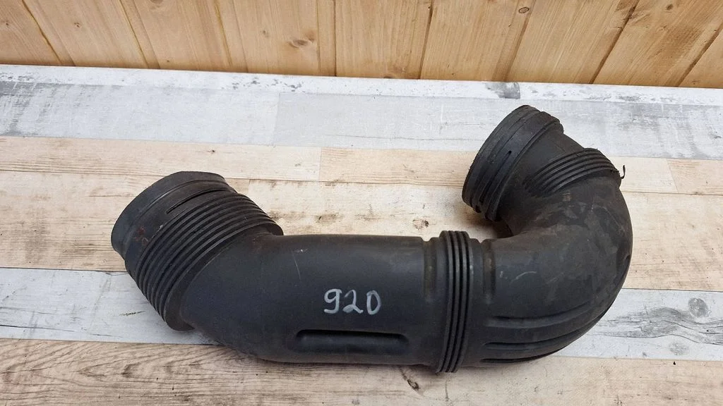 Air intake hose/pipe 7L0129684A