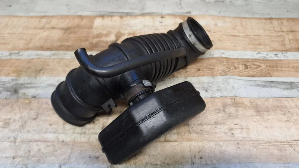 Air intake hose/pipe MR481007